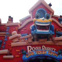 どんと飛び出た車が目印！