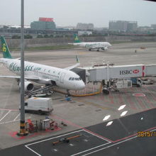 春秋航空の器材が搭乗口に繋がっています。