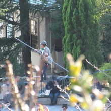 中心広場では綱渡りの大道芸も…