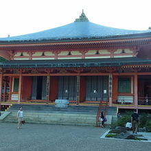 阿弥陀堂。向かって右側には水琴窟があり美しい響きを聞くことが