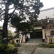 住宅街の高台にあるお寺