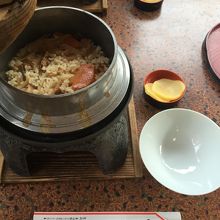 お腹いっぱいになります！釜飯一人前