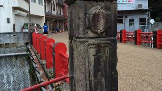 駐車場から砂湯に向かう、途中に、鼓岳のつづみ橋が有ります。この橋、対岸の岩崖は、鼓岳と呼ばれている名勝との事で、つづみ橋から鼓岳に向かって、拝み手を打つと鼓のように音がこだまするとの事です。