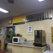 ここは、早朝から営業している食堂で、徳島らーめんを食べる事のできる珍しいお店です。