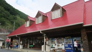 周りに何もない、場所に有るので、便利な休憩場所となっています。トイレや自販機等、施設が充実していて、おすすめの場所です。