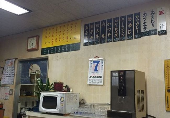 ここは、早朝から営業している食堂で、徳島らーめんを食べる事のできる珍しいお店です。