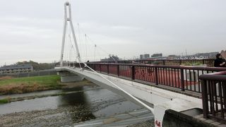 ロケの名所、真っ白な人と自転車専用の吊り橋