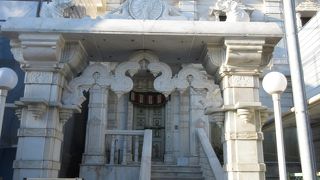 白亜のジャイナ教寺院。