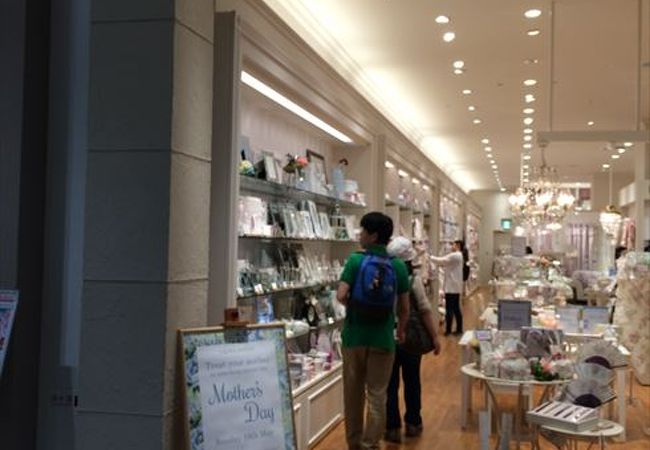 ここでは、室内装飾品が所狭しに置いて有って、デザイン性が豊かとなっているのでおすすめです。