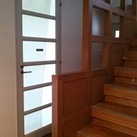 階段を上がると洗面台＆シャワールームあります。