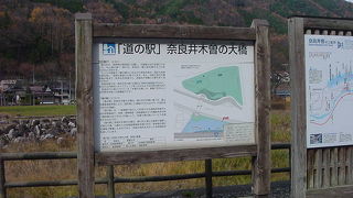 木曽大橋に面しています