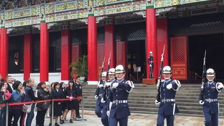 徴兵の交代式に見とれてしまいます