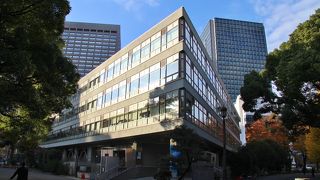 日比谷公園内にある図書館