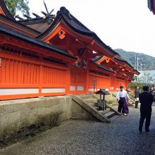 本殿の御垣です　本殿の屋根がちらっと写ってしまいました