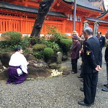 神職さんが「烏石」の説明をされていました