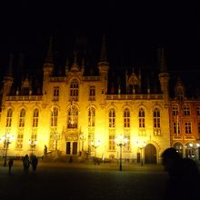 夜はライトアップされています