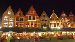 ブルージュの中心地！夜のライトアップも素敵