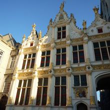 白くて華やかな建物