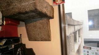 鳥居がお店に刺さっています！