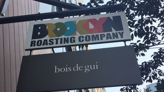 川沿いの静かなカフェ