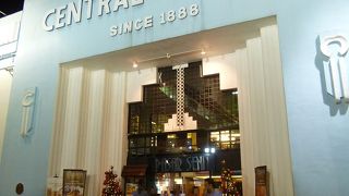 便利なロケーションで且つお土産物の品揃えも豊富。