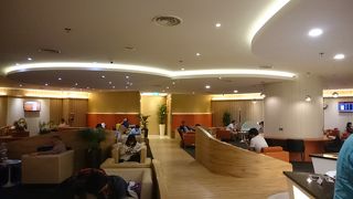 日本の新聞やセルフで茹でるヌードルなどもあります