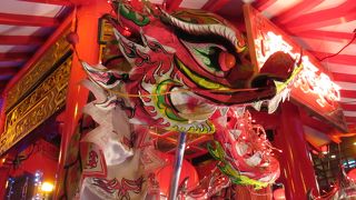 南京町の中心、十字路にある広場 ♪