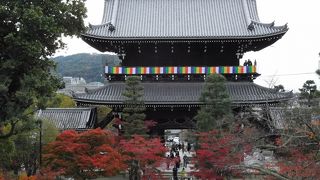 山門から京都の街の眺めは良かったです。庭園では紅葉実見られました。