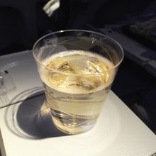 往路：エコノミークラスでもシャンパンを味わえるなんて幸せ♪