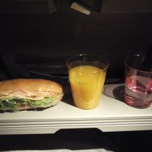 往路：フライトの途中でお腹がすいたのでサンドイッチを