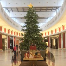 センターホールを化粧品コーナーに向かいます。