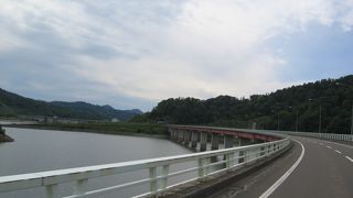 ダム湖上の橋が気持ち良い