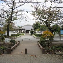 正面、代沢緑道ふれあいの水辺から