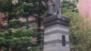 鷹狩り装束の徳川家康が立っている