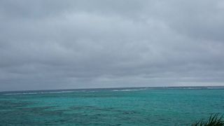 ドライブインで海を眺める