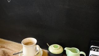 メニュー豊富な路地カフェ、ケセラ