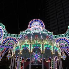 光のカッサ・アルモニカ（中央）