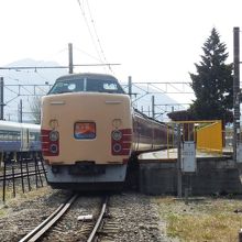 河口湖駅停車中のホリデー快速富士山号