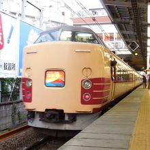 三鷹駅に到着した列車。混んでいた。