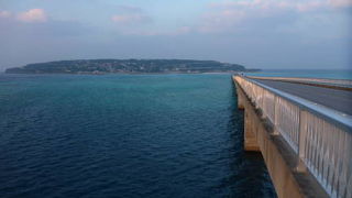 古宇利大橋を渡って島を出たところに駐車場がある