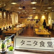 店外のガラス戸越しに撮った開店前の店内