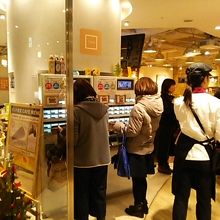 2台ある券売機。1万円札しかない人は右側の機械で