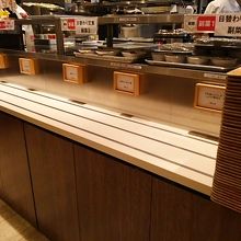 小鉢やメインのおかずが出て来るカウンター（手前はトレー置き場