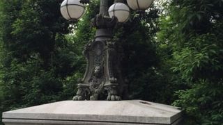 皇居にある石橋電燈の一つ