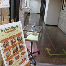 お店の入り口です。まはレジで注文です。