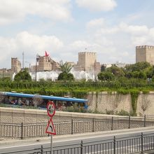 トプカプ駅近くの城壁