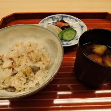 鳥と茸のごはん。赤だしの中には焼き茄子が。