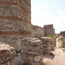 トプカプ駅近くの城壁に登ってみた。こちらは荒れている。
