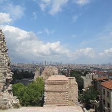 城壁が続いているのがわかる。