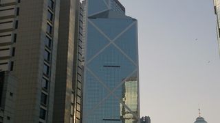 ひときわ目立つビル